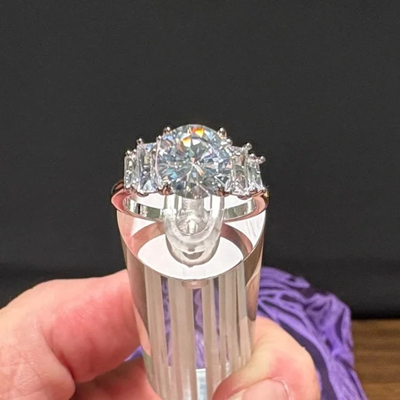 New Elegant Silver Tone Ring with Clear Stones - Picture 1 of 7